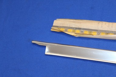 Preview: Chromleiste unter Seitenwandfenster Rekord D Caravan 3-trg rechts