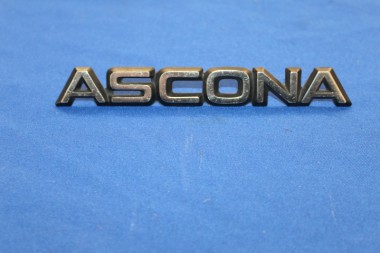 Schriftzug "Ascona" am Kofferdeckel Ascona B