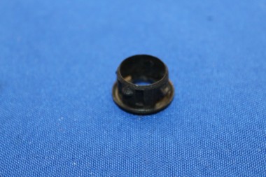 Führungshülse für Sicherungsknopf im Türgürtelstück Rekord D