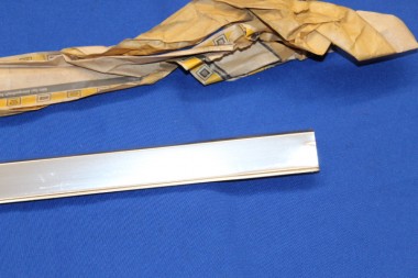 Preview: Chromleiste unter Seitenwandfenster Rekord D Caravan 3-trg rechts