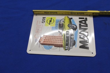 Preview: ALTOPELHILFE -  Blech-Postkarte "Manta A GTE Collage" , geprägt