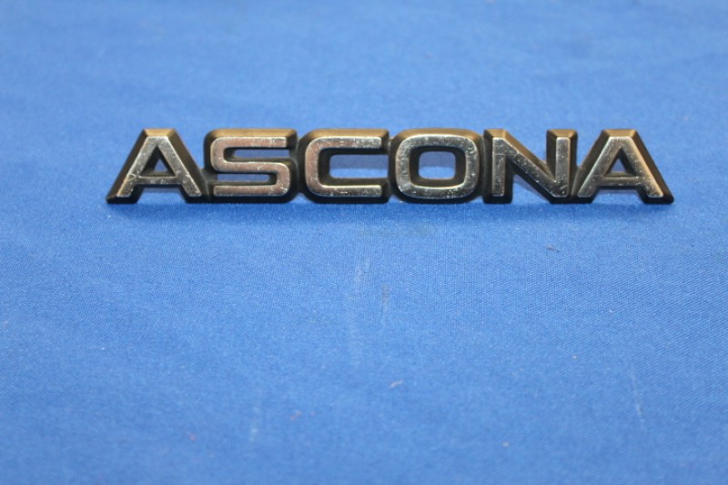 Schriftzug "Ascona" am Kofferdeckel Ascona B