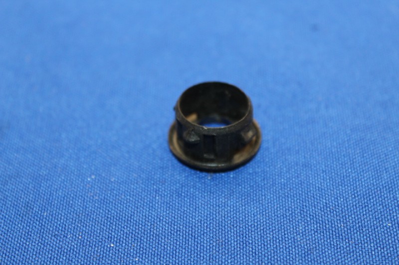 Führungshülse für Sicherungsknopf im Türgürtelstück Rekord D