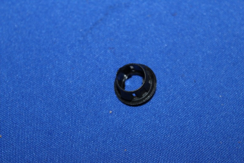 Führungsbuchse für Sicherungsknopf im Türgürtelstück Kadett C