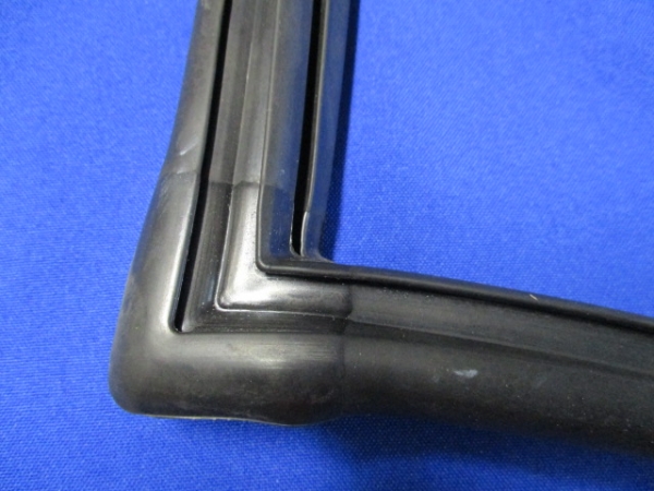 Rubber Seal front Window Commodore B in set with MATTBLACK Trim